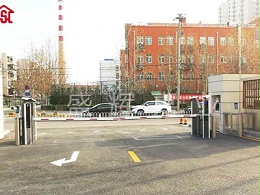 北京某供电所门口车牌识别系统+升降柱 双层保护